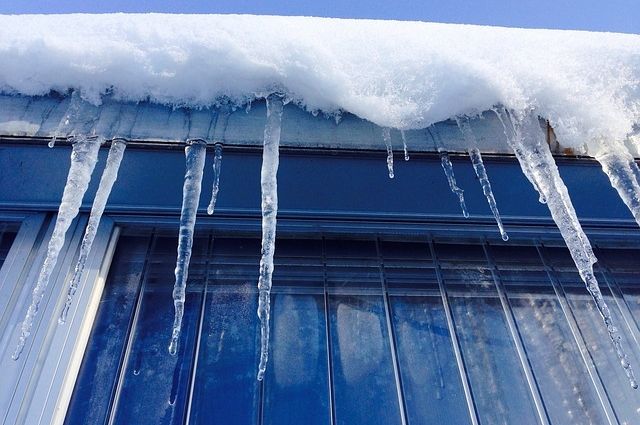 Получить компенсацию при падении снега с крыши в Балахне